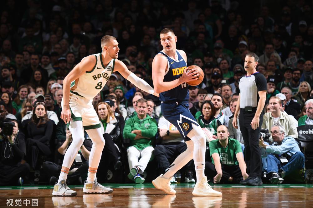 面对镜头的 面对镜头的